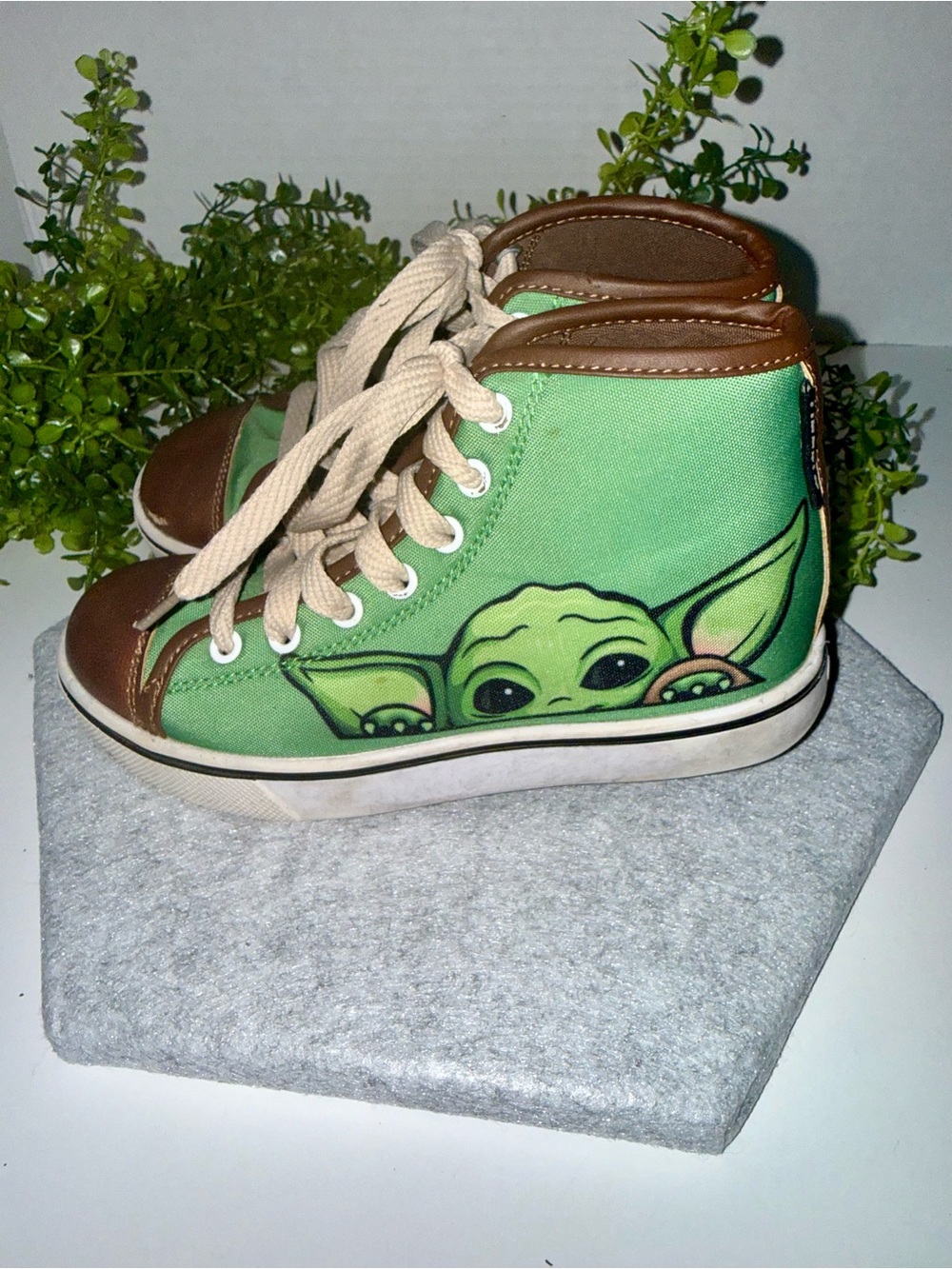 Heelys Hustle Mandalorian/ Grogu (Baby Yoda)